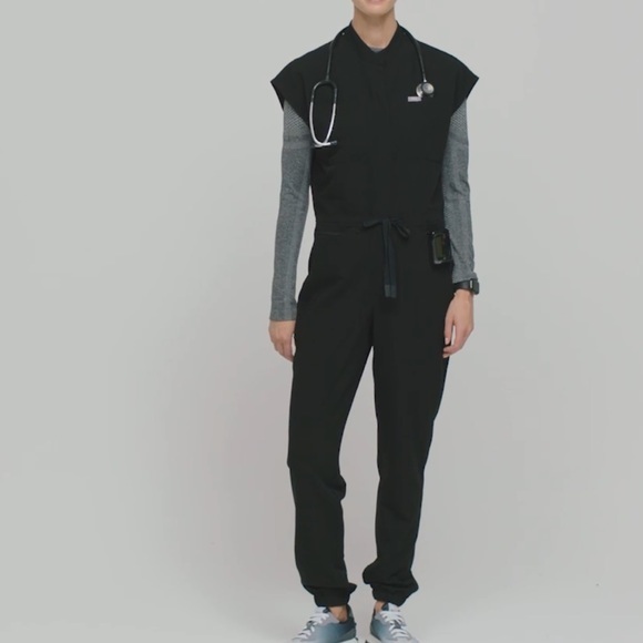 Figs Rafaela Cargo ScrubJumpsuit™
LIMITED EDITION
NEW
FIONX™
Black  WEAR FIGS - Picture 12 of 14